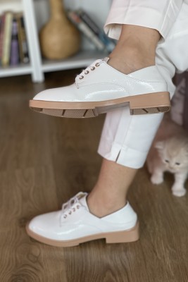 Bağlı Beyaz Rugan Ayakkabı
